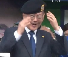 머리위에 뭘 얹기만 하면 짱덕터지는 이니.jpgif | 인스티즈