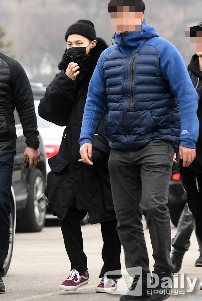 웃으면서 입대하는 지드래곤 모습.jpgif | 인스티즈