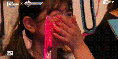 러블리즈 보고 감동의 폭풍오열하는 일본 팬들.gif | 인스티즈