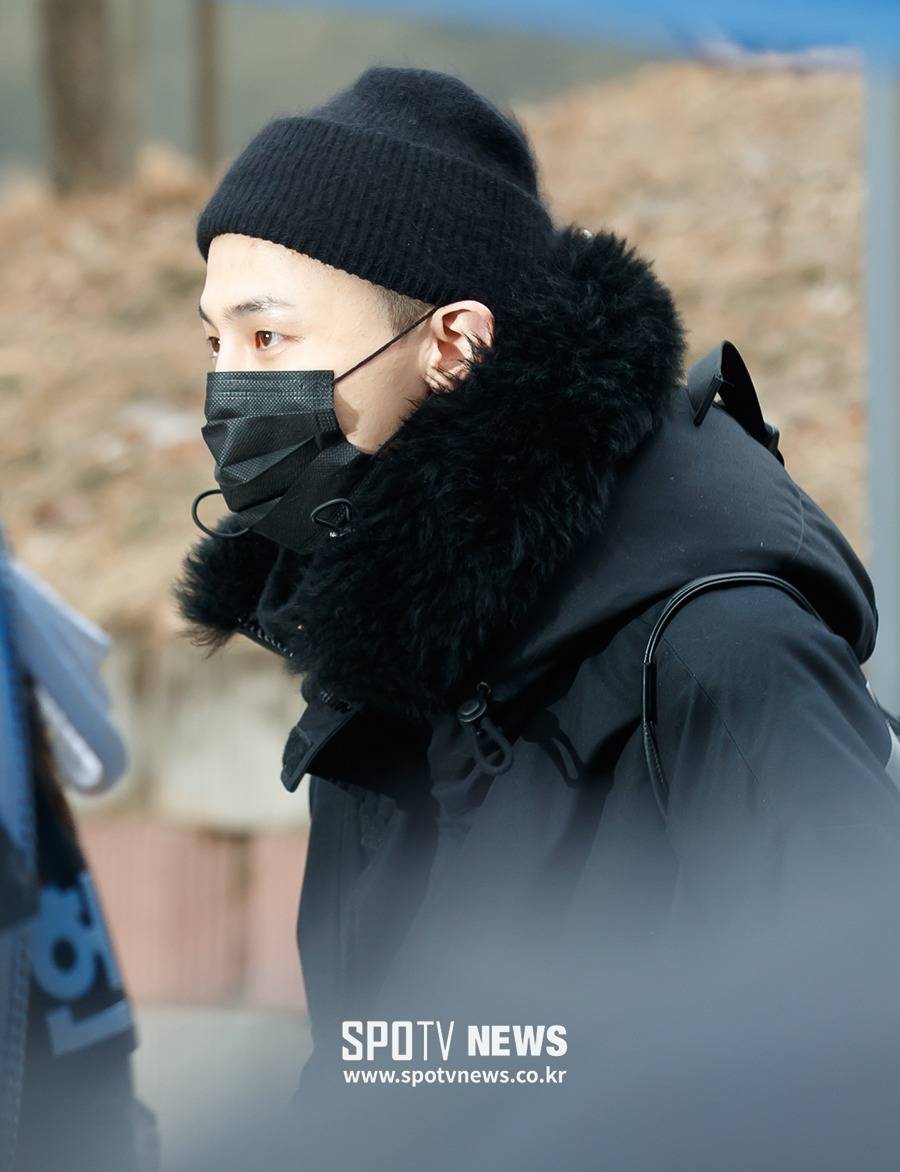 웃으면서 입대하는 지드래곤 모습.jpgif | 인스티즈