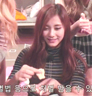 엄청 특이하게 먹는 트와이스 쯔위.gif | 인스티즈