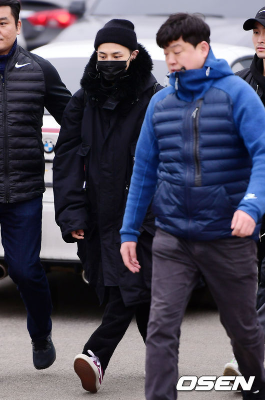 웃으면서 입대하는 지드래곤 모습.jpgif | 인스티즈