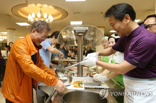 문재인 대통령과 함께 등산했던 기자의 후기.sns | 인스티즈