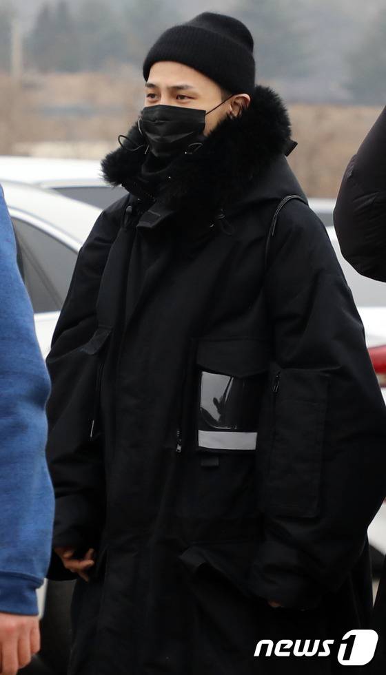 웃으면서 입대하는 지드래곤 모습.jpgif | 인스티즈