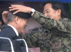 머리위에 뭘 얹기만 하면 짱덕터지는 이니.jpgif | 인스티즈