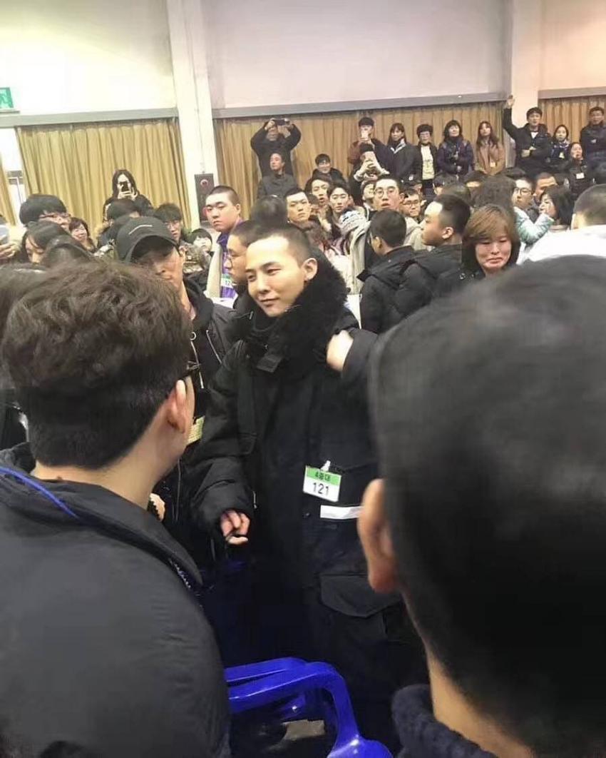 지드래곤 입소식 다른 사진.jpg | 인스티즈