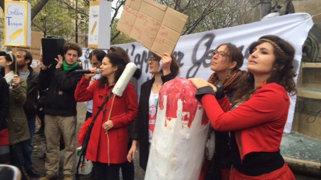 [사진주의] 탐폰에 매긴 세금내리라고 시위하는 서양여자들 | 인스티즈
