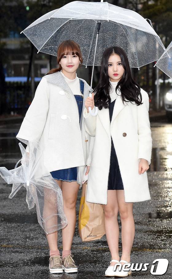 [여자친구] 우산이 망가져서 속상한 예린.jpg | 인스티즈