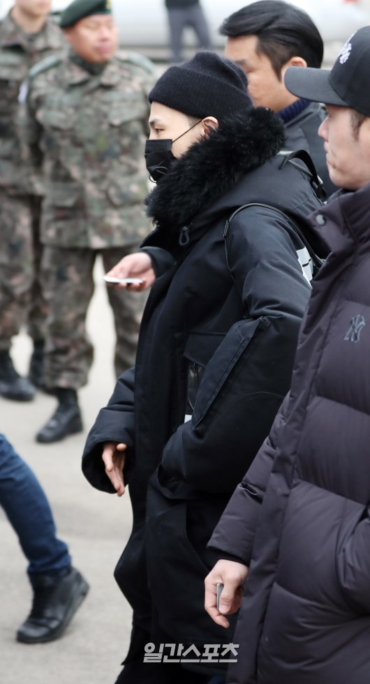 웃으면서 입대하는 지드래곤 모습.jpgif | 인스티즈