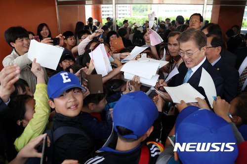 오늘자 문재인 대통령 팬사인회.jpg | 인스티즈