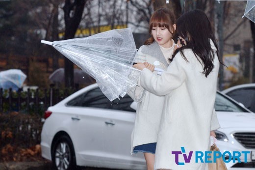 [여자친구] 우산이 망가져서 속상한 예린.jpg | 인스티즈