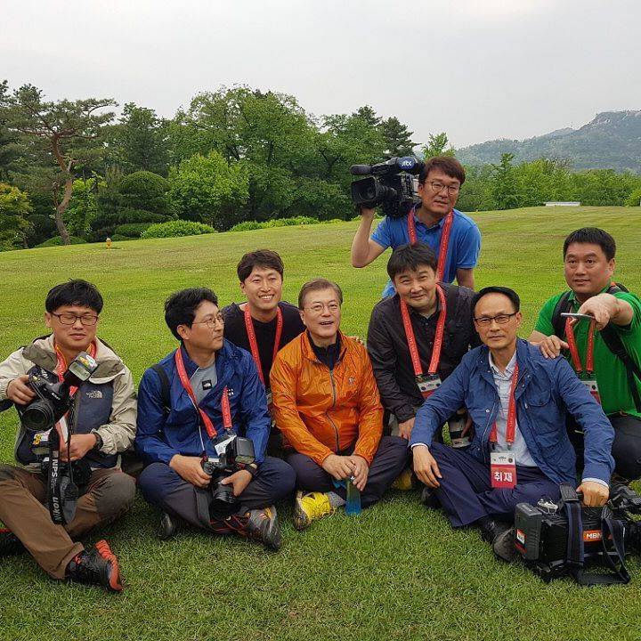 문재인 대통령과 함께 등산했던 기자의 후기.sns | 인스티즈