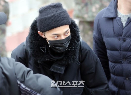 웃으면서 입대하는 지드래곤 모습.jpgif | 인스티즈