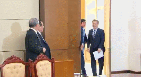 문재인대통령 선물받는 모습짤.GIF | 인스티즈