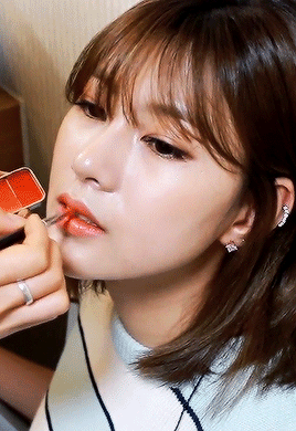 입술 칠해 달라고 입술 내미는 하영이.gif | 인스티즈