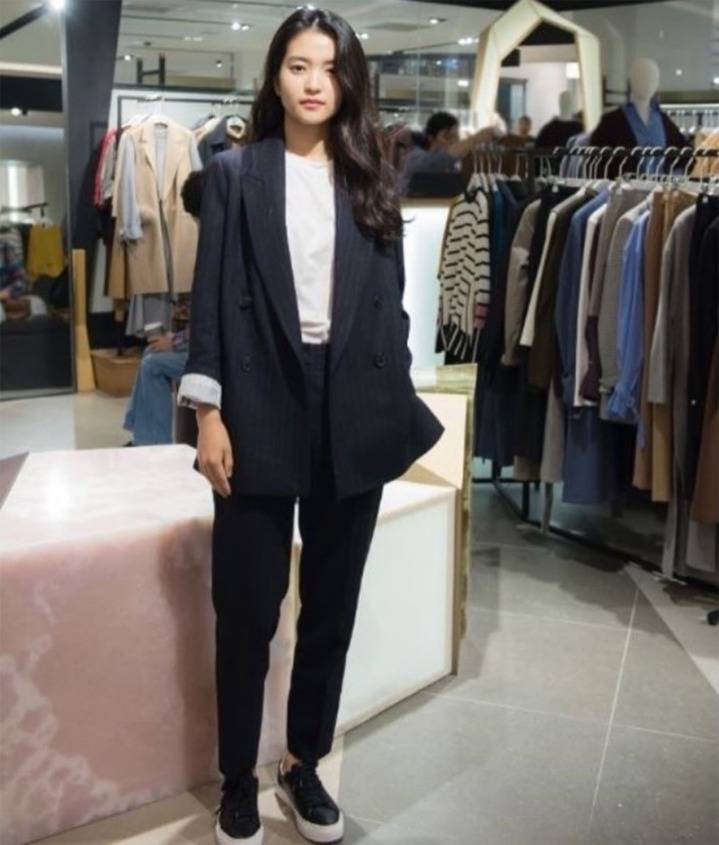 슬랙스가 잘 어울리는 김태리 | 인스티즈