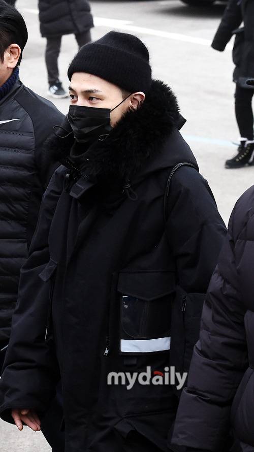 웃으면서 입대하는 지드래곤 모습.jpgif | 인스티즈