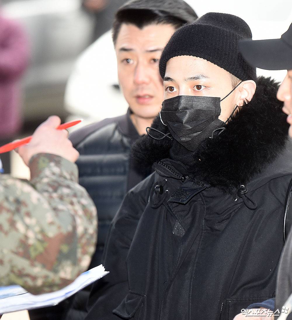 웃으면서 입대하는 지드래곤 모습.jpgif | 인스티즈