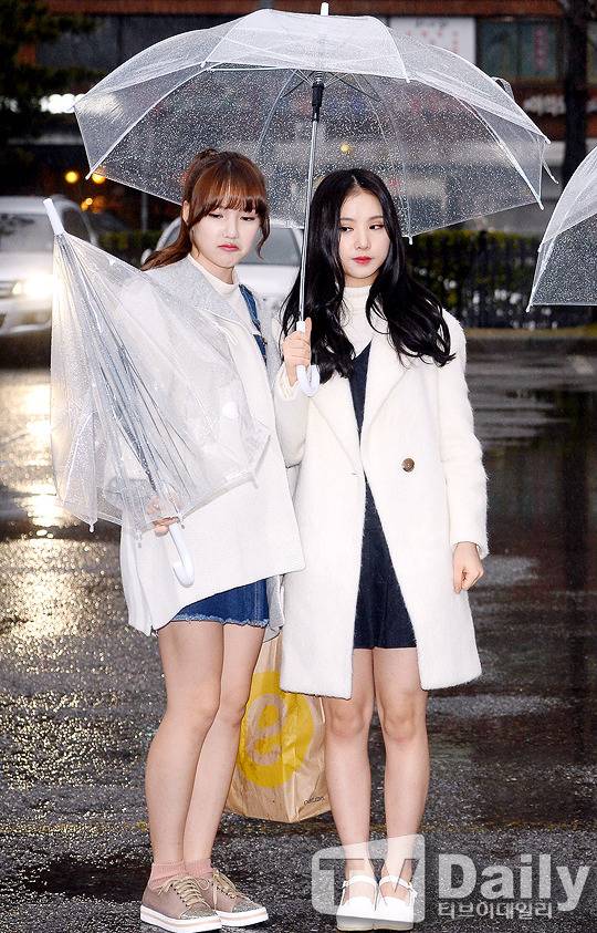 [여자친구] 우산이 망가져서 속상한 예린.jpg | 인스티즈