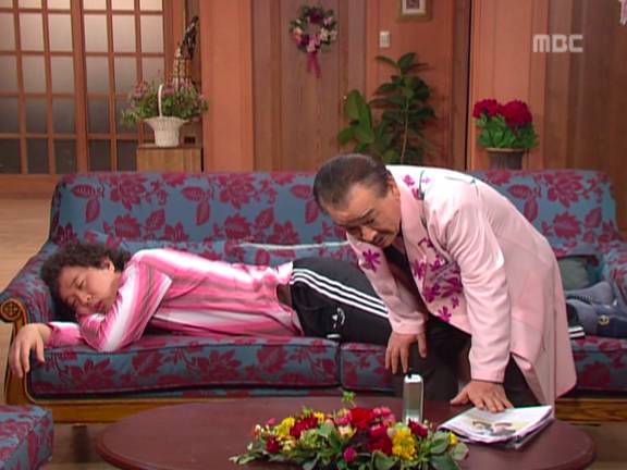 [거침없이하이킥] 순재에게 똥침당한 효자 준하.jpg | 인스티즈