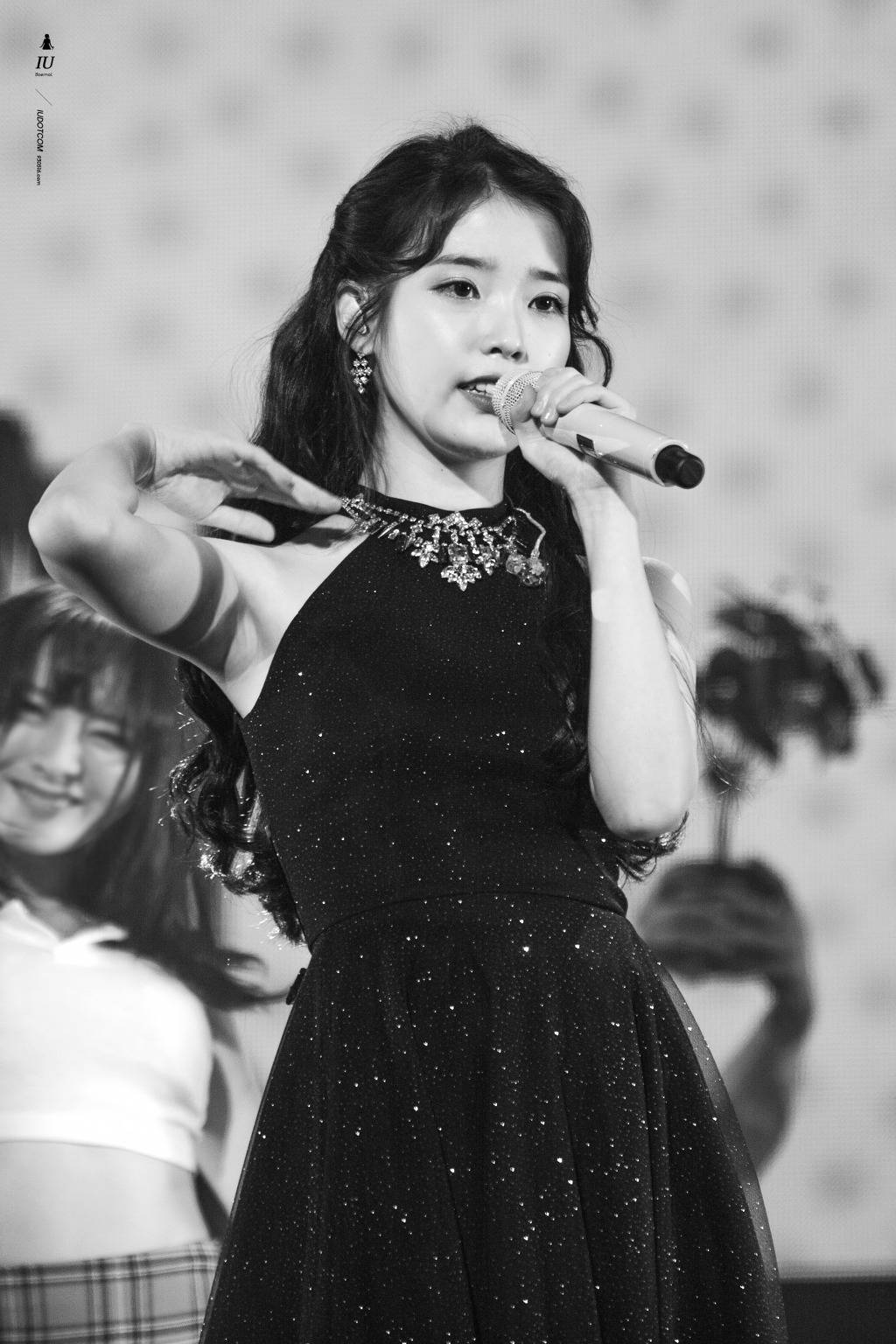 귀엽고 이쁜데 섹시하기까지한 아이유.jpgif | 인스티즈