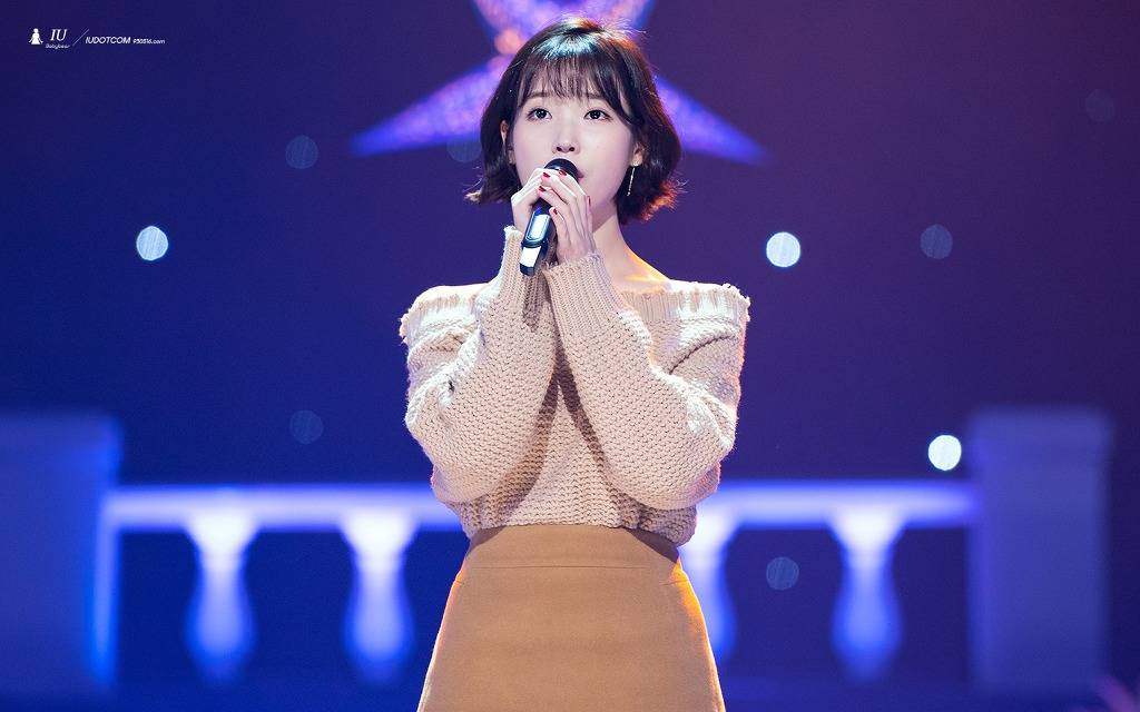 귀엽고 이쁜데 섹시하기까지한 아이유.jpgif | 인스티즈