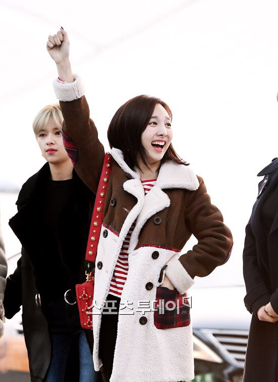 오늘자 민낯인게 부끄러운 나연이 ㅋㅋㅋㅋㅋ | 인스티즈