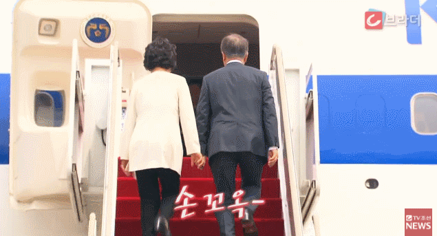 [문재인대통령] 무뚝뚝한데 다정함.GIF | 인스티즈