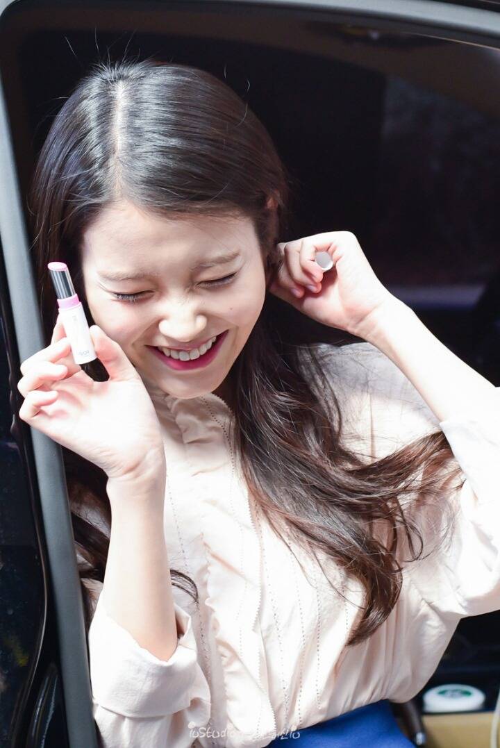 팬들앞에서 립스틱 광고찍는 아이유.jpg | 인스티즈