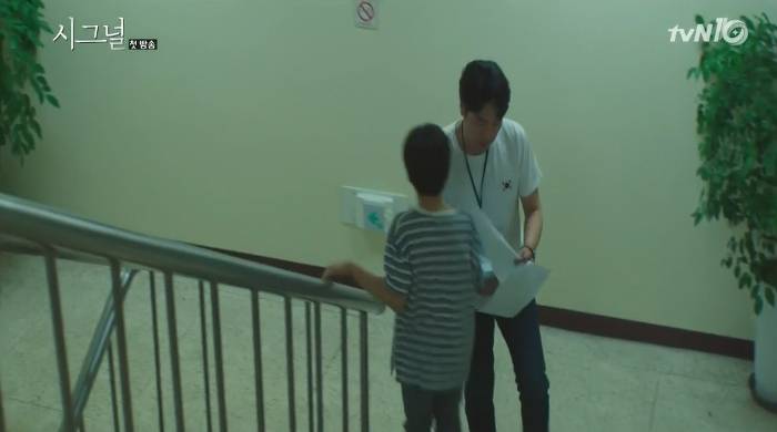 [시그널] 이미 과거가 바뀌고 있는것 같은 부분.... (feat. 박해영와 이재한의 첫만남이 바뀌었다..?!) | 인스티즈