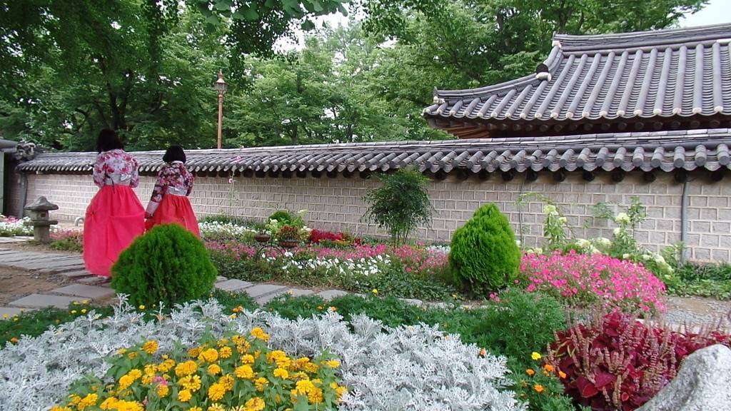 한복열풍이 분 전주한옥마을에서 예쁜 한복을 입고 한옥마을 거리 곳곳을 산책하는 아가씨들 | 인스티즈