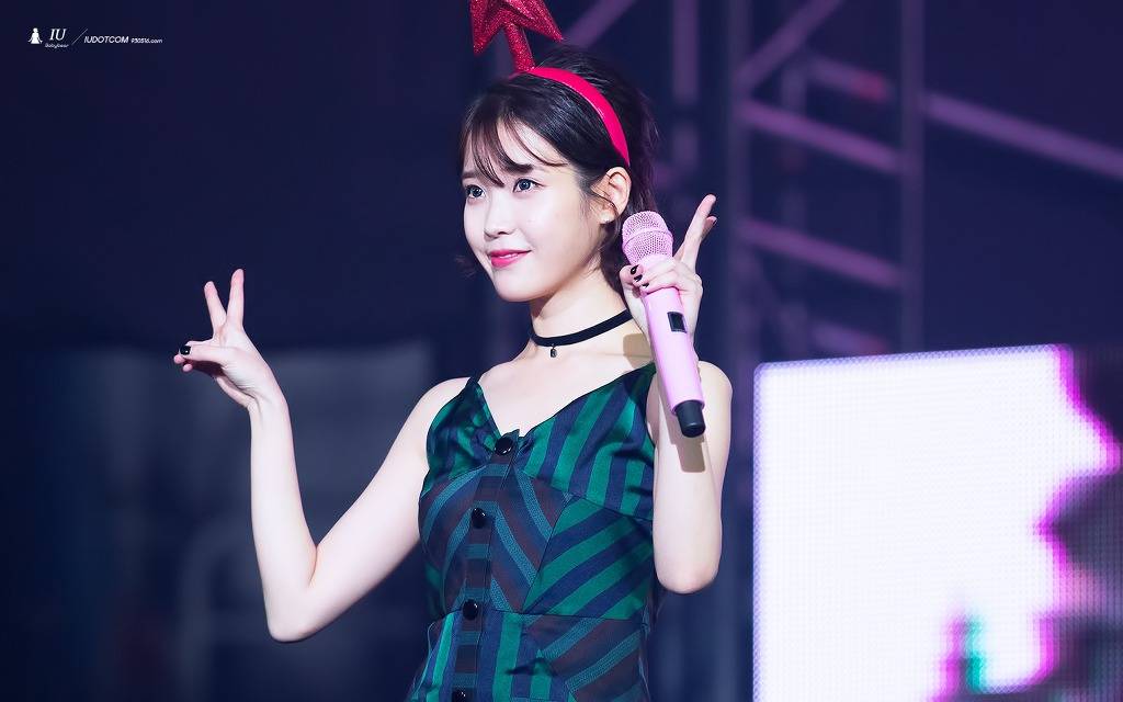 귀엽고 이쁜데 섹시하기까지한 아이유.jpgif | 인스티즈