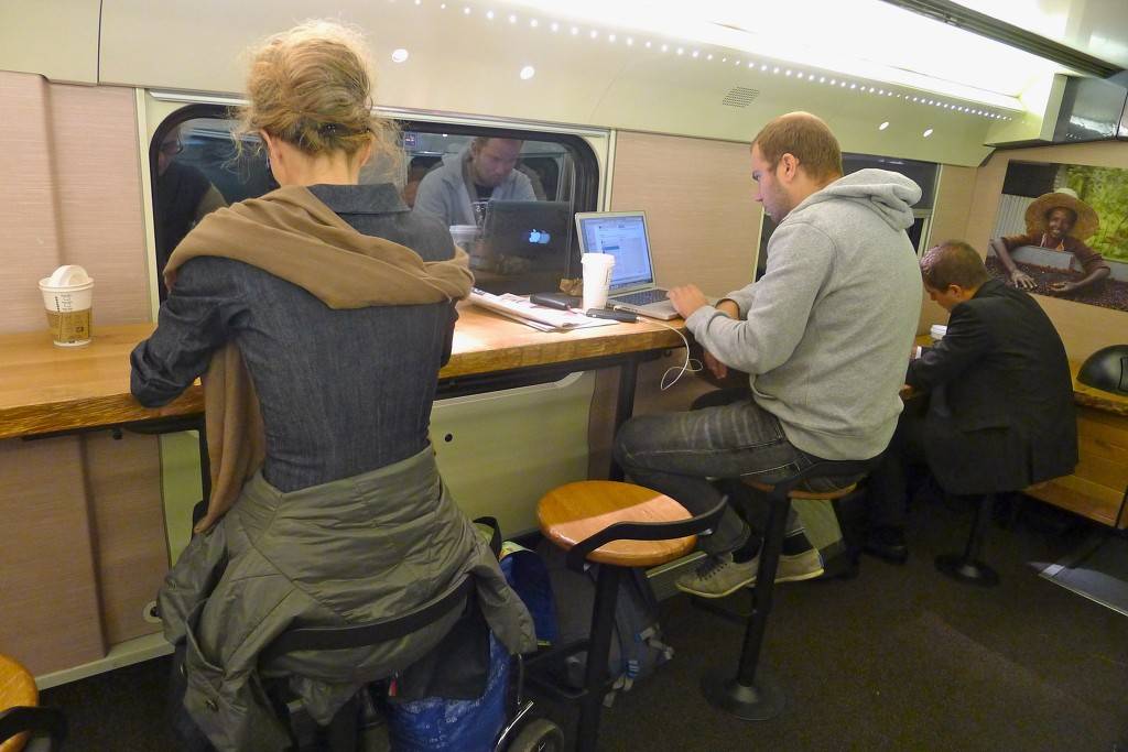 기차에서 즐기는 스타벅스.jpg | 인스티즈