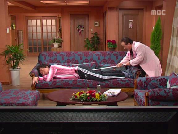 [거침없이하이킥] 순재에게 똥침당한 효자 준하.jpg | 인스티즈