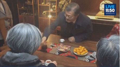 중국 유리창거리 티타임때 참모진들에게 직접 차 따라주는 문재인대통령 | 인스티즈