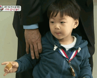 태어날때부터 윙크하던 아기 송만세.jpgif | 인스티즈