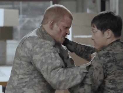 태양의후예에서 송중기 때린 외국인 아저씨 | 인스티즈