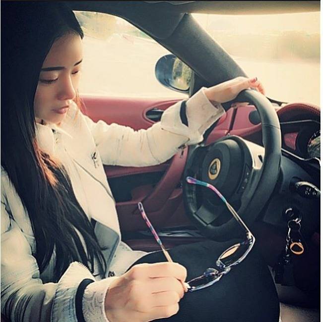 홍수아가 타고 다니는 차 | 인스티즈