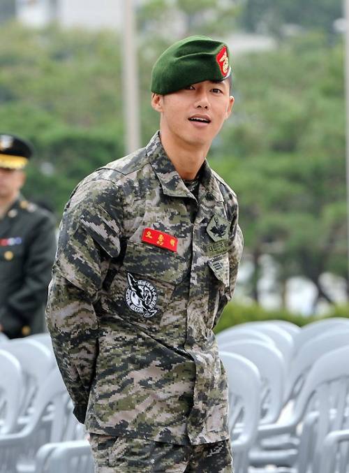 굉장히 잘생겼는데 피부가 아쉬운 남자연예인 | 인스티즈