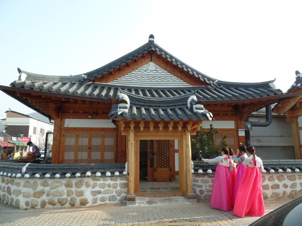 한복열풍이 분 전주한옥마을에서 예쁜 한복을 입고 한옥마을 거리 곳곳을 산책하는 아가씨들 | 인스티즈