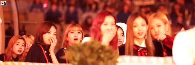 방탄 무대 보는 블랙핑크,트와이스.gif | 인스티즈