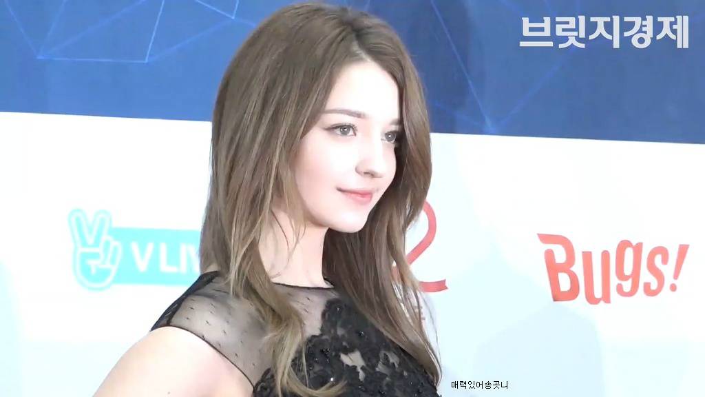 시상식장에서 안젤리나 다닐로바.jpgif | 인스티즈