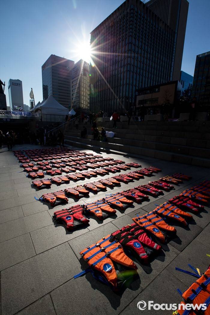 광화문 광장에서 놓인 세월호 구명조끼 | 인스티즈