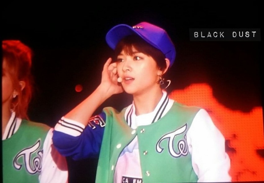 오늘자 가발 쓰고 공연한 트와이스 정연이 | 인스티즈