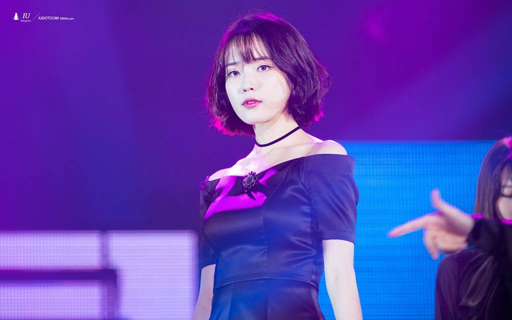 귀엽고 이쁜데 섹시하기까지한 아이유.jpgif | 인스티즈