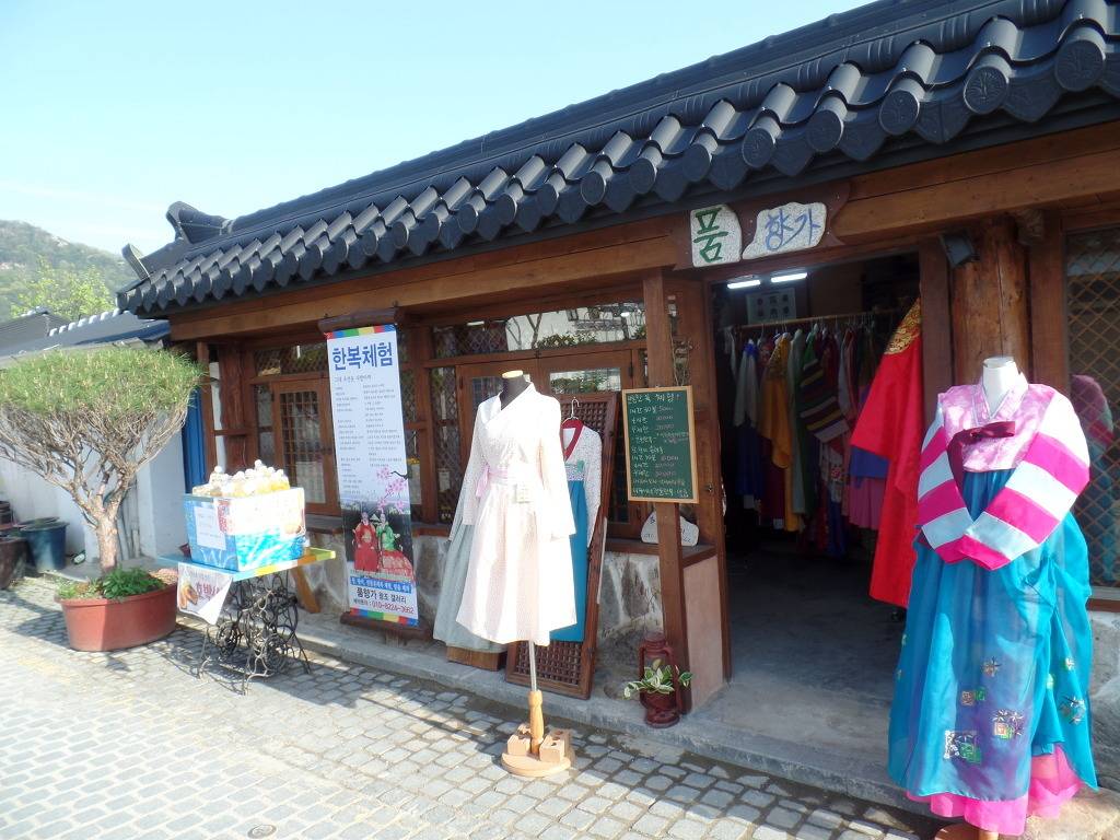 한복열풍이 분 전주한옥마을에서 예쁜 한복을 입고 한옥마을 거리 곳곳을 산책하는 아가씨들 | 인스티즈