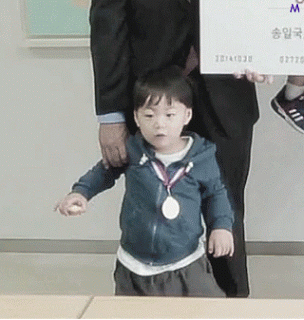 태어날때부터 윙크하던 아기 송만세.jpgif | 인스티즈