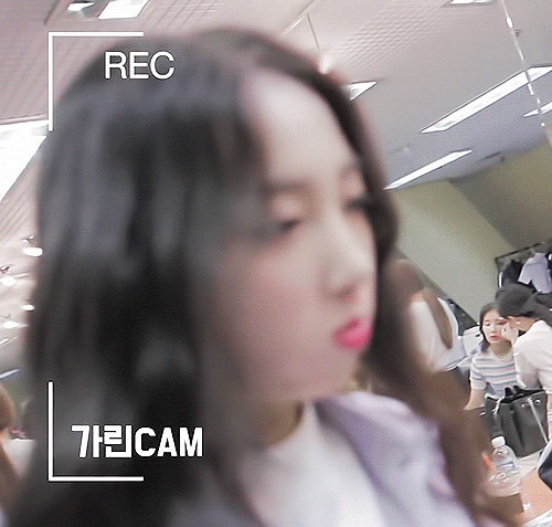 어떤 여배우를 살짝 닮은거같은 신인 아이돌.gif | 인스티즈