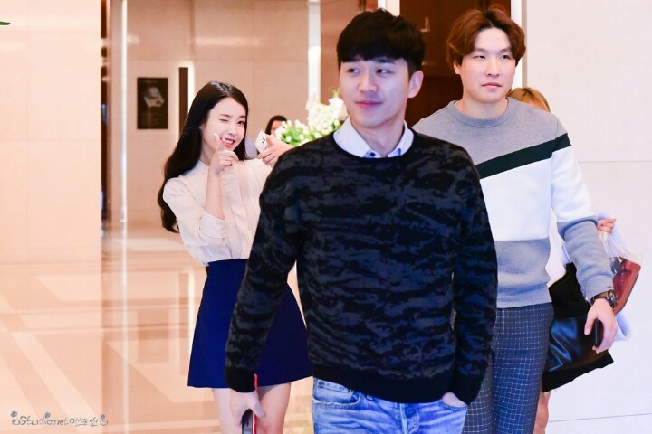 팬들앞에서 립스틱 광고찍는 아이유.jpg | 인스티즈