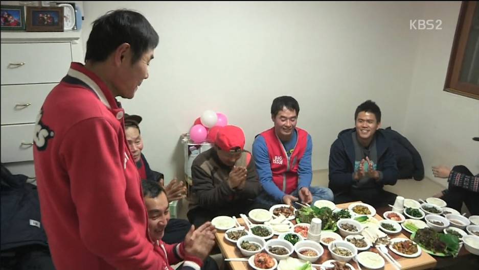 다큐3일 지하철역앞에서 잡지를 파는 노숙자출신 "빅이슈 판매원들" | 인스티즈